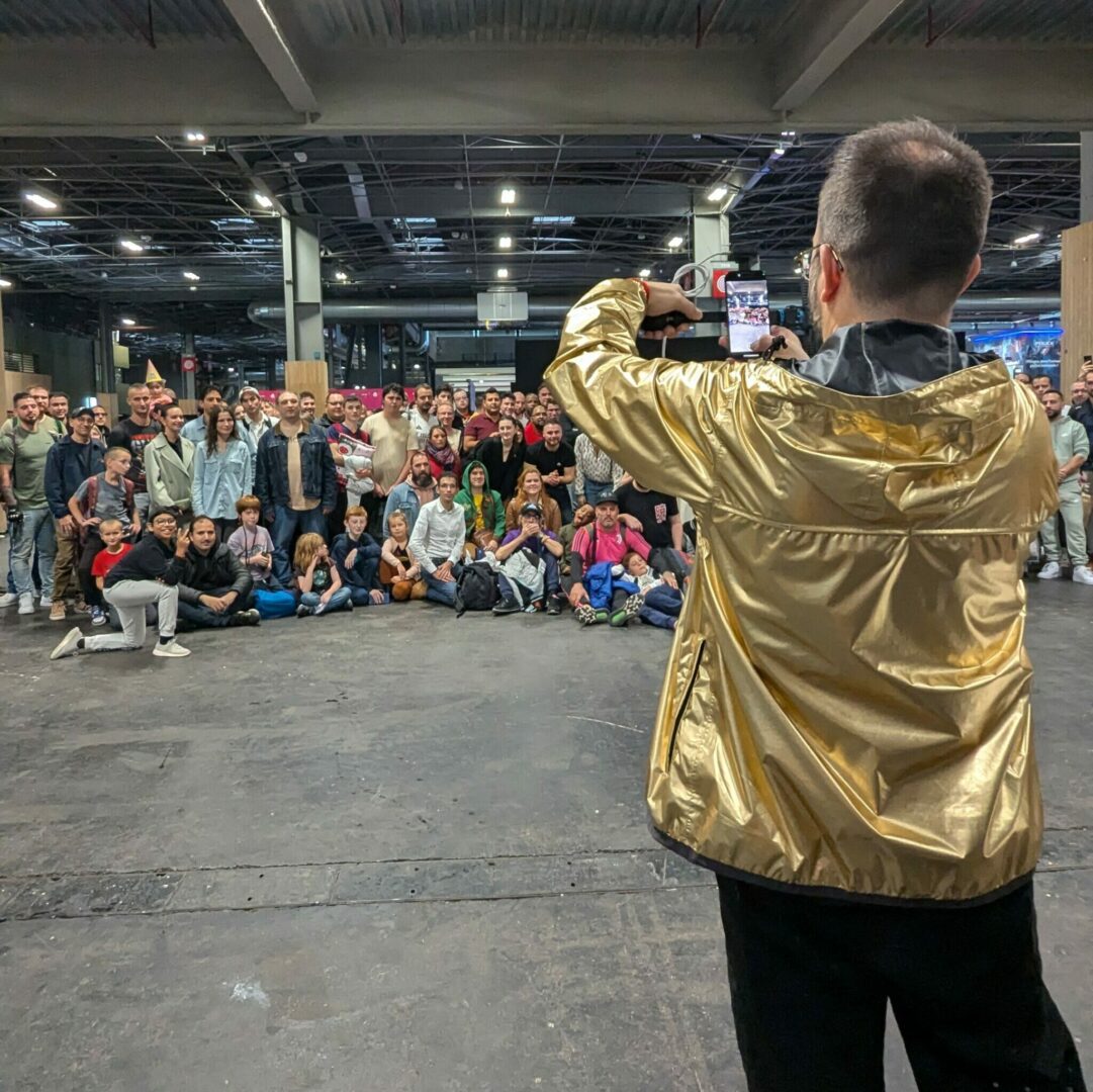 Julien chièze prend une photo avec ses abonnés