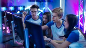 Groupe de 4 jeunes devant un ordinateur